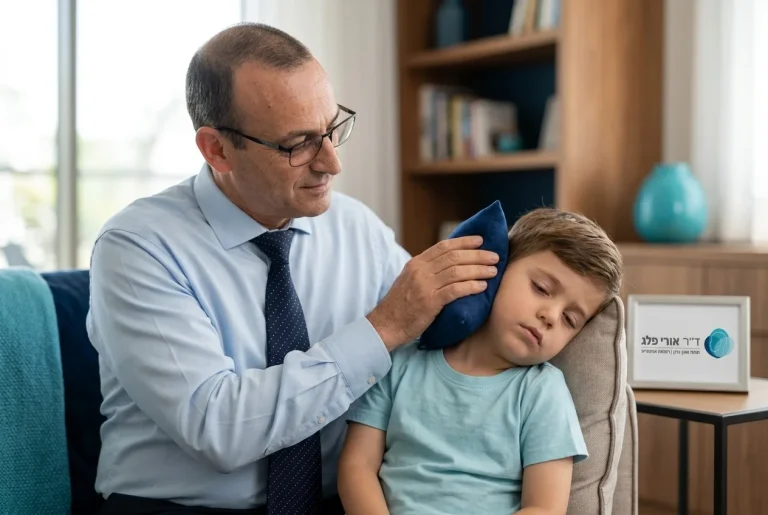 הורה מניח קומפרס חמים בעדינות על אוזנו של ילד עייף.